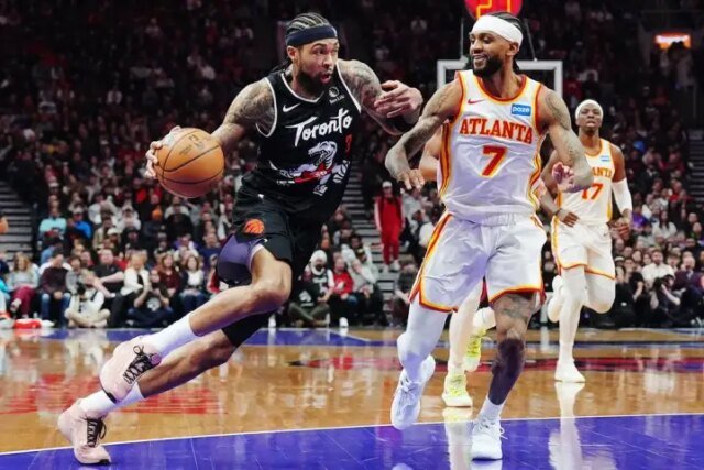 Barrett i Ingram pomagają Raptorom przedostać się przez Hawki
| mtgamer.com