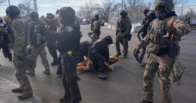 Prokuratorzy Departamentu Sprawiedliwości podają się do dymisji w związku z zamieszaniem wokół śledztwa w sprawie strzelaniny w Minnesocie ICE
| przegladursynowski.pl