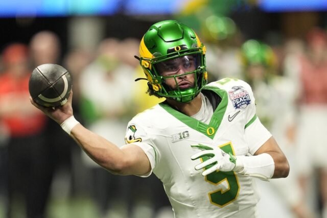 QB Dante Moore przebywający w Oregonie rezygnuje z udziału w drafcie do NFL
| przegladursynowski.pl