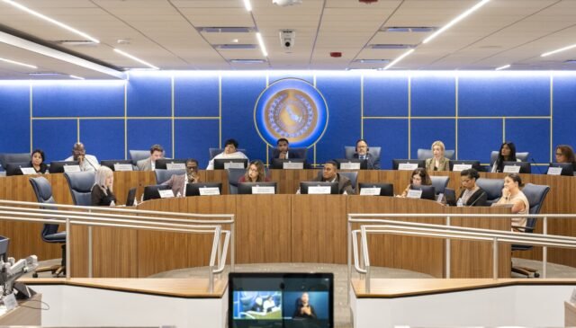 Rada szkoły CPS podpisuje umowy NDA i spotyka się z krytyką dotyczącą przejrzystości w procesie rekrutacji na stanowiska dyrektorów generalnych
| przegladursynowski.pl