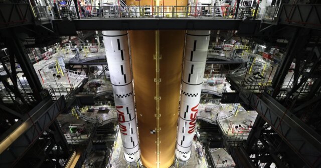 Rakieta księżycowa NASA gotowa do podróży na platformę startową
| przegladursynowski.pl