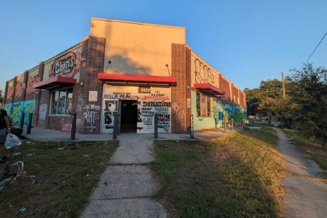 Sklep z używaną odzieżą. Klinika. Miejsce spotkania. Centrum staje się przestrzenią życiową w obliczu kryzysu mieszkaniowego i narkotykowego
| przegladursynowski.pl