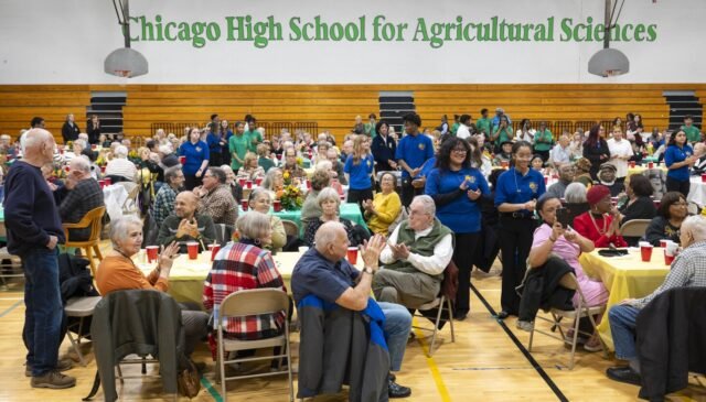 Studenci CPS przygotowują kolację z okazji Święta Dziękczynienia dla seniorów z South Side
| przegladursynowski.pl